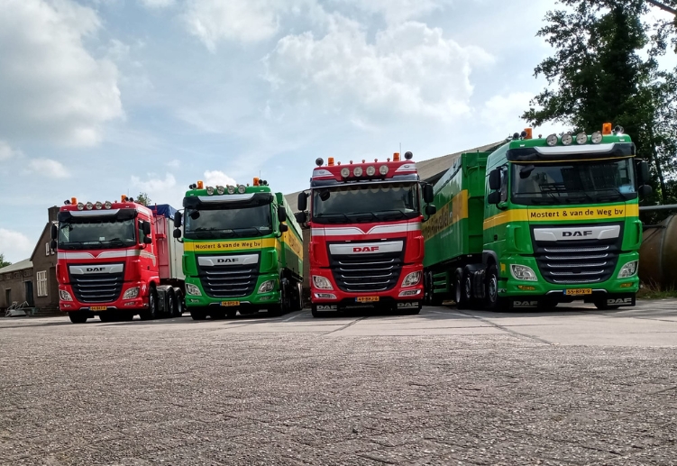 Het wagenpark van Mostert & van de Weg op het bedrijfsterrein