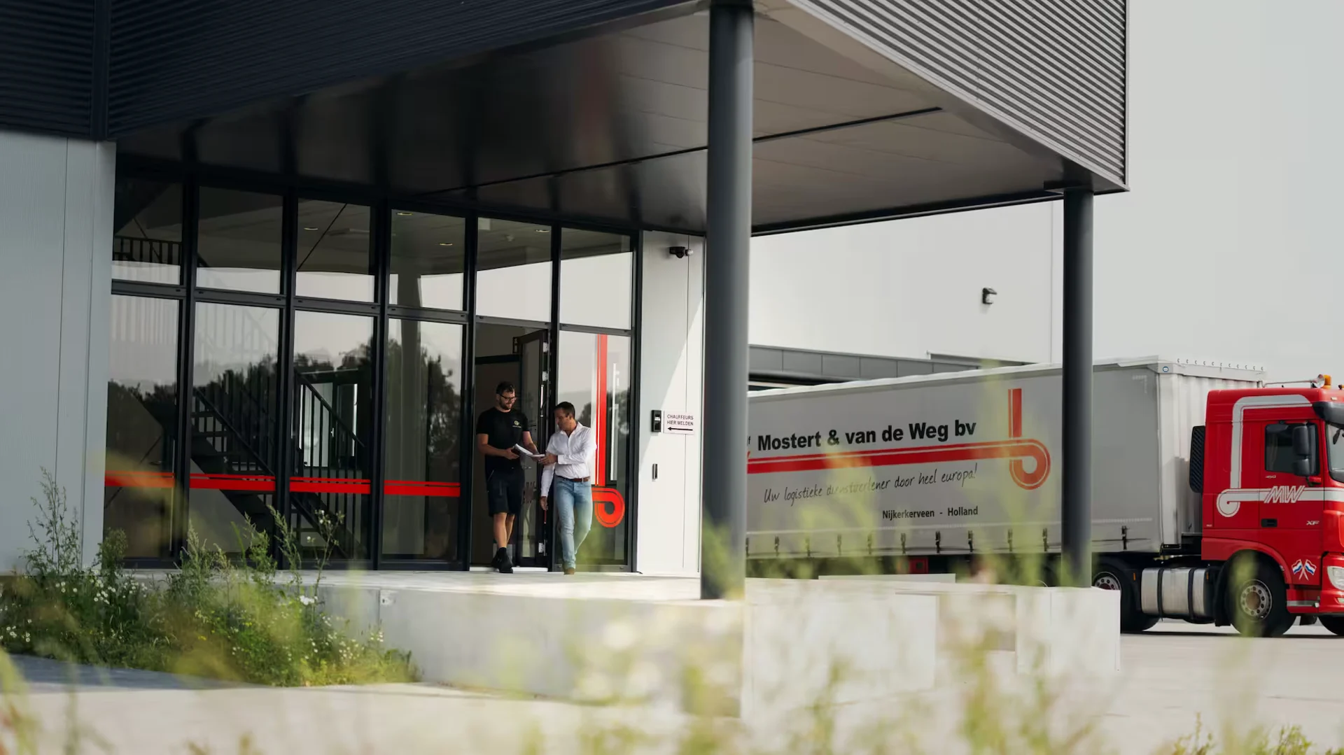Collega’s in gesprek bij Mostert & van de Weg